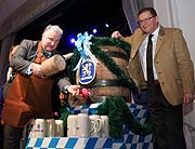 Christian Schottenhamel, durfte 2018 ehrenhalber selbst anzapfen als scheidender Wirt des Löwenbräukellers (©Foto. Martin Schmitz)
